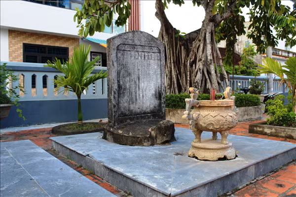 Bia ghi danhcông trạng của 12 vị tiến sĩ người làng Hoằng Lộc.