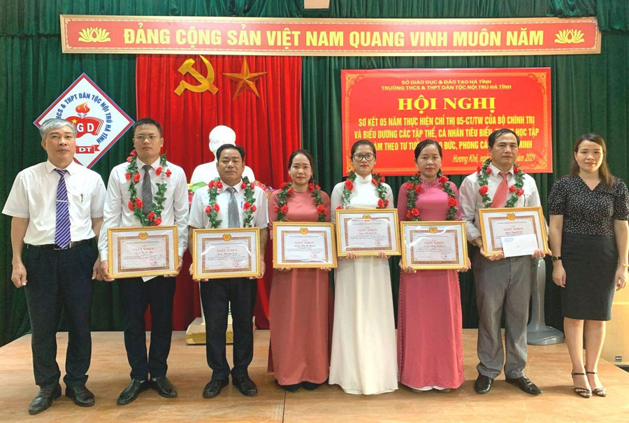 Thầy Đặng Bá Hải (thứ 2 từ trái qua) cùng đồng nghiệp nhận giấy khen về điển hình tiên tiến học tập và làm theo Bác giai đoạn 2016 – 2020. Thầy Đặng Bá Hải (thứ 2 từ trái qua) cùng đồng nghiệp nhận giấy khen về điển hình tiên tiến học tập và làm theo Bác giai đoạn 2016 – 2020.