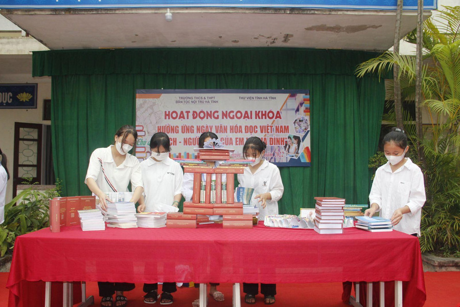 Học sinh Trường THCS&THPT dân tộc nội trú Hà Tĩnh thể hiện tài năng sắp sách nghệ thuật. Học sinh Trường THCS&THPT dân tộc nội trú Hà Tĩnh thể hiện tài năng sắp sách nghệ thuật.