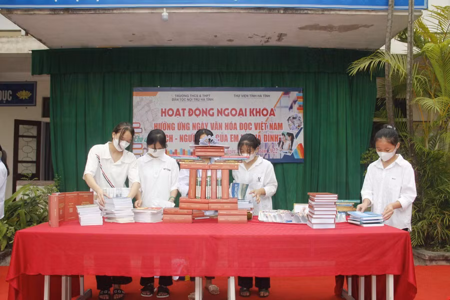 Học sinh Trường THCS&amp;THPT dân tộc nội trú Hà Tĩnh thể hiện tài năng sắp sách nghệ thuật.