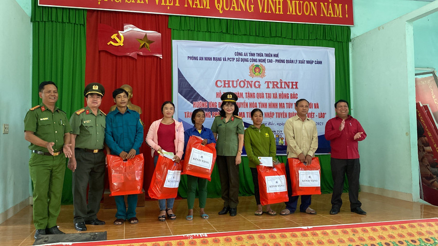 Trao quà và tiền mặt với tổng giá trị 20 triệu đồng cho các hộ dân có hoàn cảnh khó khăn tại xã Hồng Bắc. (Ảnh: CACC)