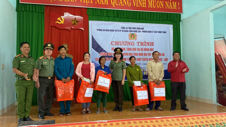 Trao quà và tiền mặt với tổng giá trị 20 triệu đồng cho các hộ dân có hoàn cảnh khó khăn tại xã Hồng Bắc. (Ảnh: CACC)