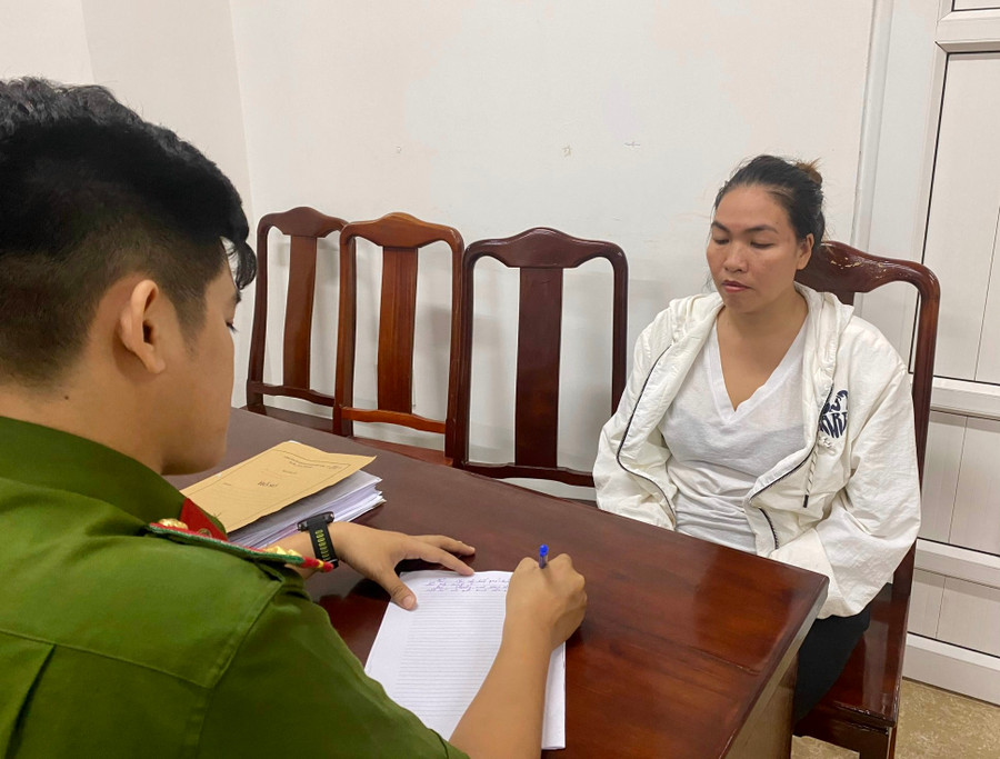 Công an làm việc với Nguyễn Thị Diệu Hiền. (Ảnh: CACC) Công an làm việc với Nguyễn Thị Diệu Hiền. (Ảnh: CACC)