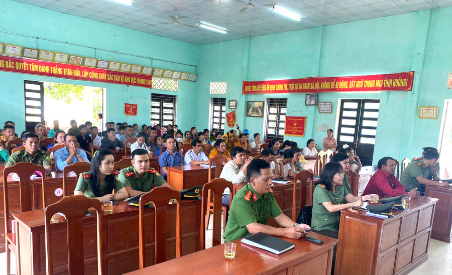 Cán bộ, chiến sỹ hai đơn vị đã tổ chức tuyên truyền, phát tờ rơi phòng chống ma túy và các loại tội phạm trên địa bàn. (Ảnh: CACC)