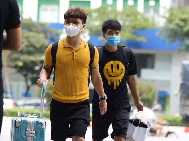 Quang Hải, Đức Chinh "tay xách nách mang" lên đội tuyển.