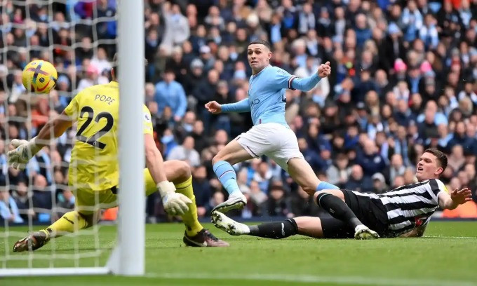 Phil Foden mở tỷ số cho Man City vào lưới Newcastle ở vòng 26 Ngoại hạng Anh