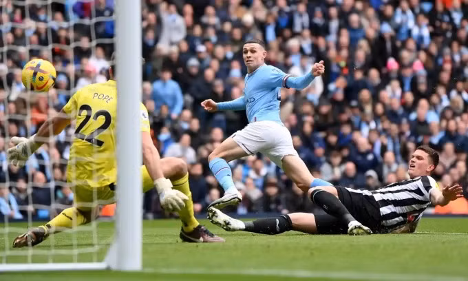 Phil Foden mở tỷ số cho Man City vào lưới Newcastle ở vòng 26 Ngoại hạng Anh