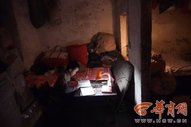 Bé 13 tuổi nuôi hai bố mẹ mù khiến hàng triệu người xúc động - Ảnh 5