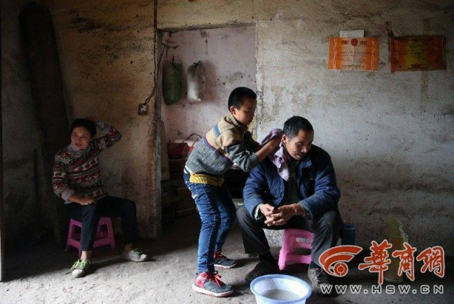 Bé 13 tuổi nuôi hai bố mẹ mù khiến hàng triệu người xúc động - Ảnh 2