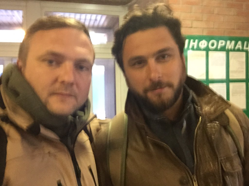 "Chúng tôi đã về nhà" - phóng viên của RT Kosarev (trái) viết trên Twitter, bên phải là phóng viên Hadaya. Ảnh: RT phong-vien-nga-trung-ten-lua-o-syria-ve-nuoc-an-toan