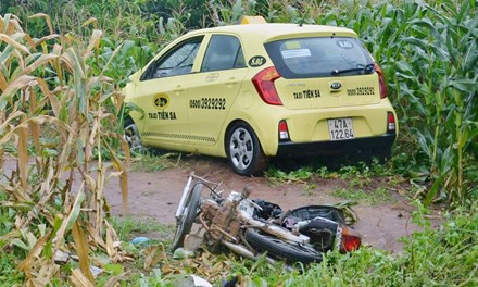 Taxi tông chết cô gái mang thai 9 tháng ảnh 1 Hiện trường vụ tai nạn giao thông.