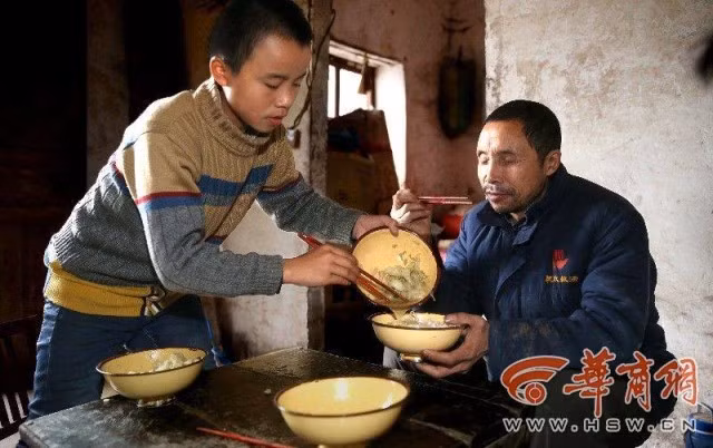 Bé 13 tuổi nuôi hai bố mẹ mù khiến hàng triệu người xúc động - Ảnh 3