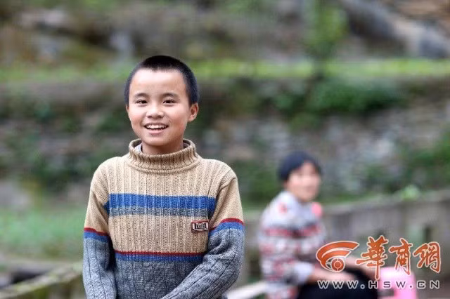 Bé 13 tuổi nuôi hai bố mẹ mù khiến hàng triệu người xúc động