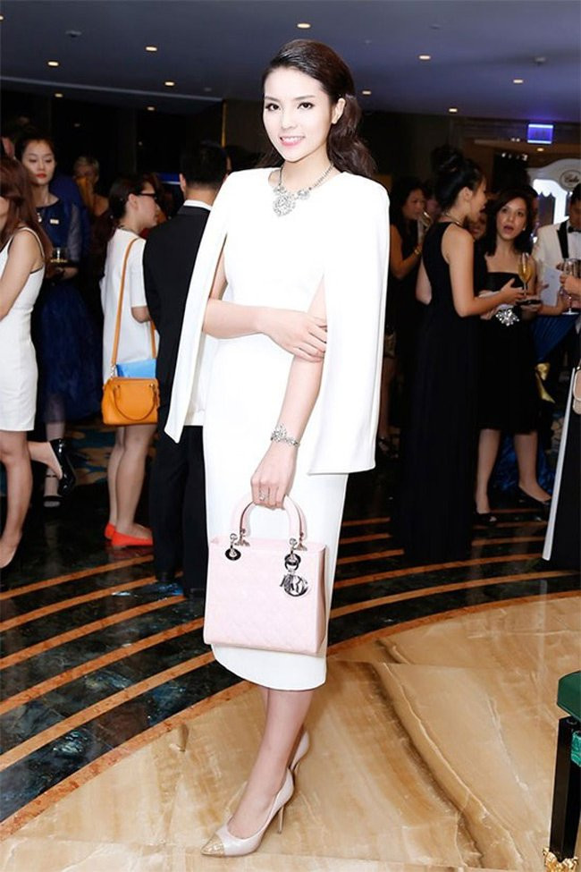 5 nàng hậu Việt "lên đời" với đồ hiệu hậu đăng quang ảnh 16