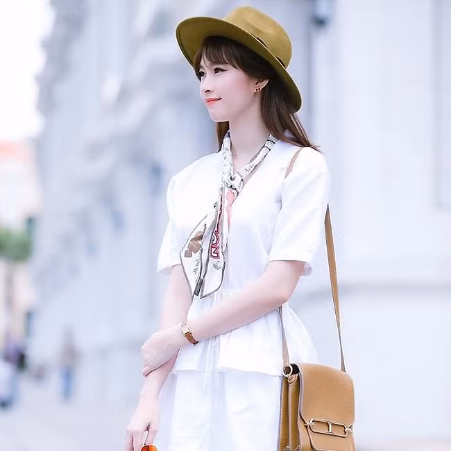 5 nàng hậu Việt "lên đời" với đồ hiệu hậu đăng quang ảnh 7