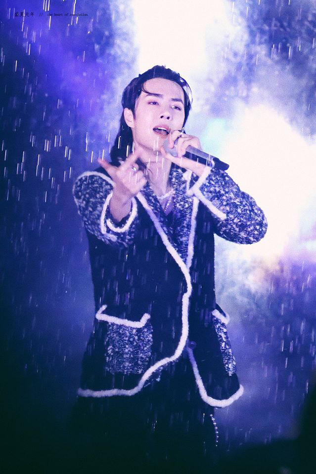 Đài Hồ Nam thống lĩnh đêm hội xuân, fan lại kêu tên Vương Nhất Bác vì màn cưỡi mô tô đẹp trai choáng ngợp - Ảnh 4. Đài Hồ Nam thống lĩnh đêm hội xuân, fan lại kêu tên Vương Nhất Bác vì màn cưỡi mô tô đẹp trai choáng ngợp - Ảnh 4.