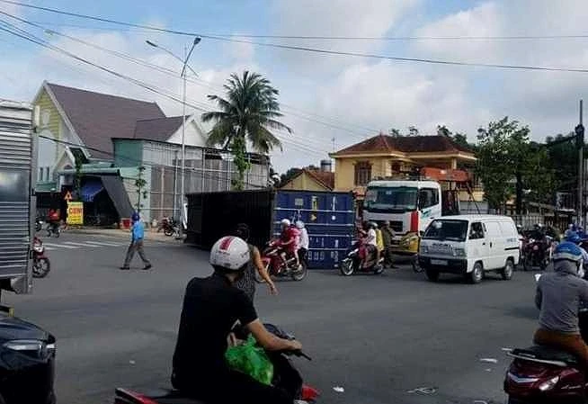 Thùng container rơi xuống đường do không được cài chốt an toàn.