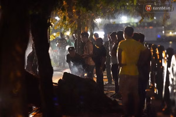 Xót xa cảnh người thân gào khóc thảm thiết tại hiện trường nam thanh niên tử vong vì cây đổ ở Hà Nội-7