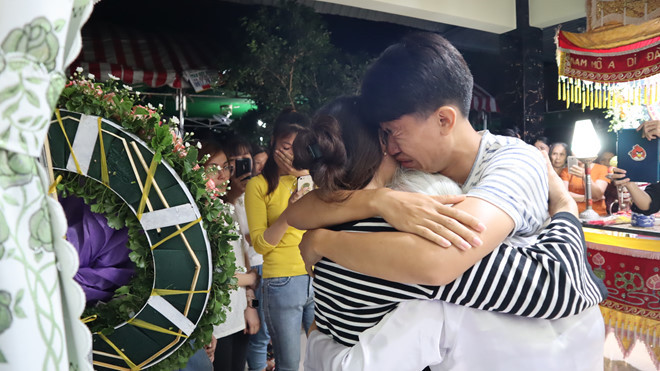 Đám tang cô gái chết vì TNGT: Chú rể từ Nhật về 