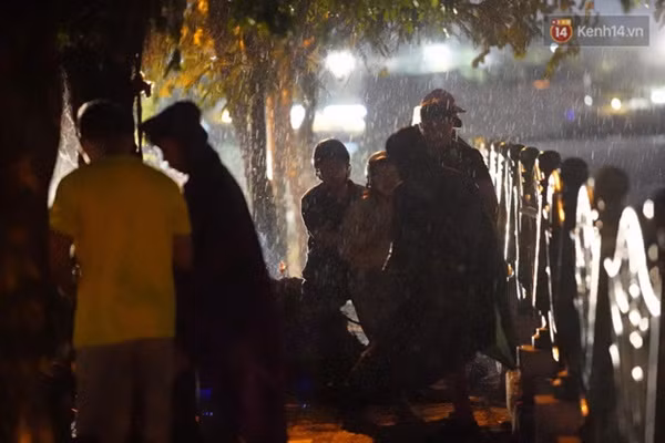 Xót xa cảnh người thân gào khóc thảm thiết tại hiện trường nam thanh niên tử vong vì cây đổ ở Hà Nội-5