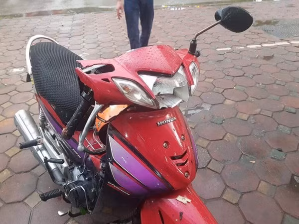 Xót xa cảnh người thân gào khóc thảm thiết tại hiện trường nam thanh niên tử vong vì cây đổ ở Hà Nội-3