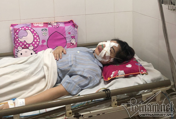 Cô gái xinh đẹp phải rạch mặt để nặn mủ do tiêm mỡ tự thân làm đẹp Cô gái xinh đẹp phải rạch mặt để nặn mủ do tiêm mỡ tự thân làm đẹp