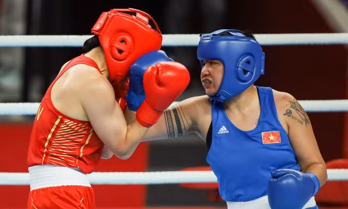 Diễm Quỳnh (áo xanh) trong trận bán kết với võ sĩ chủ nhà Li Qian chiều 3/10.