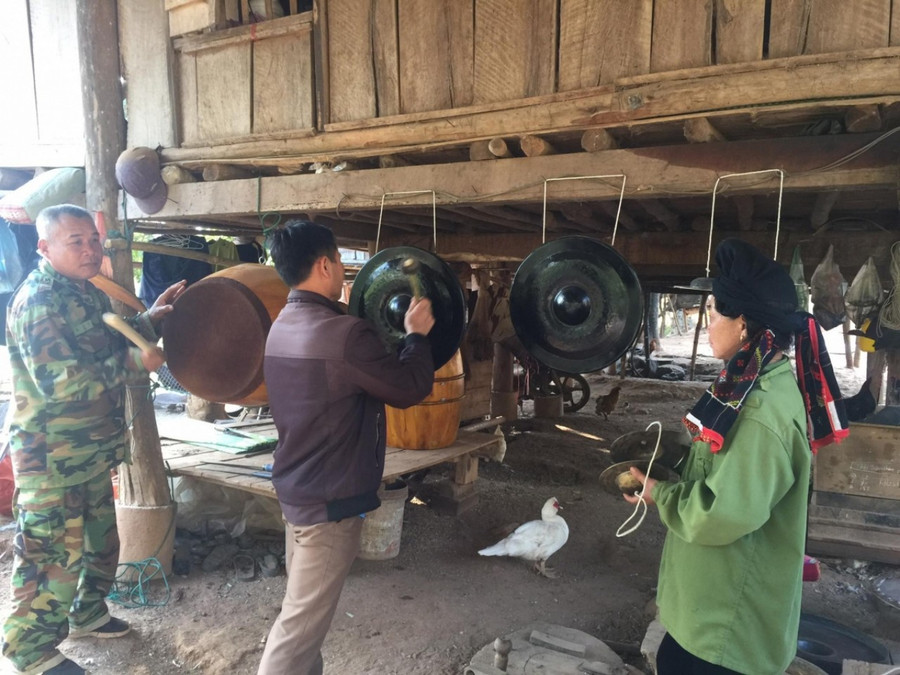 Người Thái ở Yên Châu thường tổ chức đánh chiêng, trống vào các ngày lễ hội, đám cưới, Tết, ăn nhà mới... Người Thái ở Yên Châu thường tổ chức đánh chiêng, trống vào các ngày lễ hội, đám cưới, Tết, ăn nhà mới...