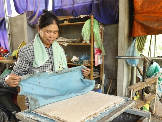 Để tạo ra giấy dó, các nghệ nhân phải mất rất nhiều công đoạn cầu kỳ.