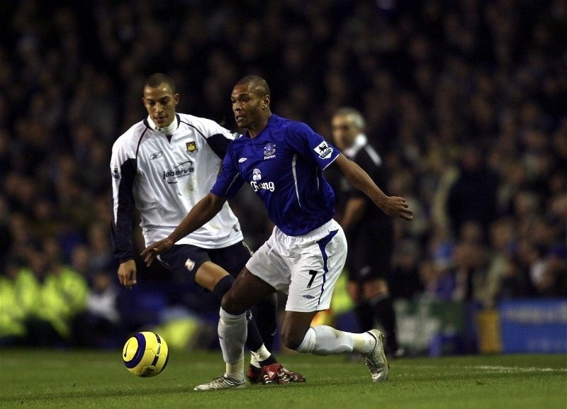 Marcus Bent (áo xanh) từng khoác áo 17 CLB khác nhau trong sự nghiệp. Marcus Bent (áo xanh) từng khoác áo 17 CLB khác nhau trong sự nghiệp.