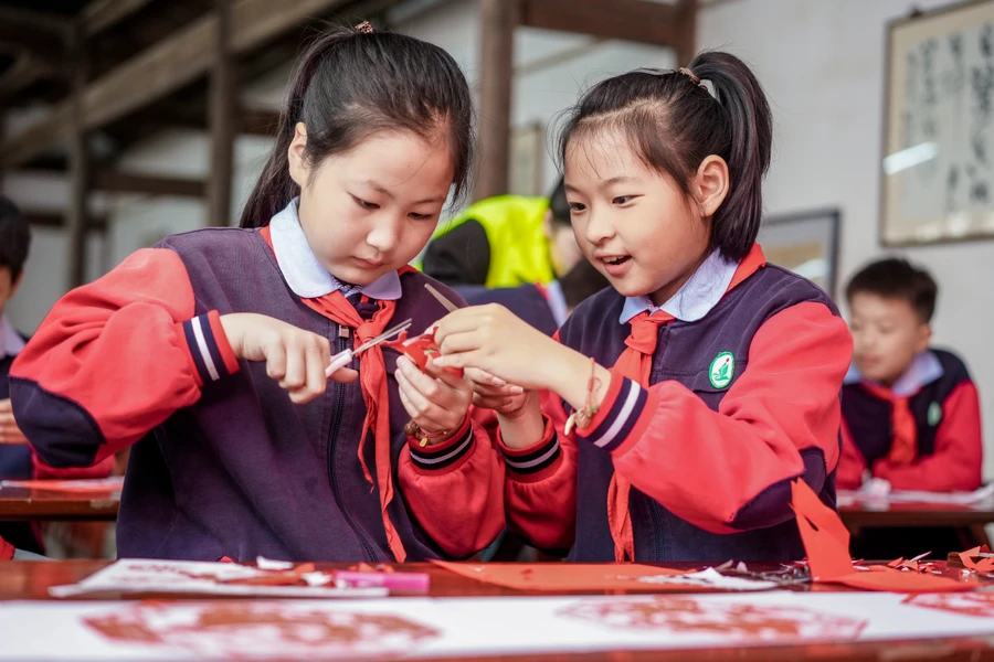 Học sinh tốt nghiệp tiểu học phải đọc 10 triệu từ tiếng Trung và thành thạo tiếng Anh.