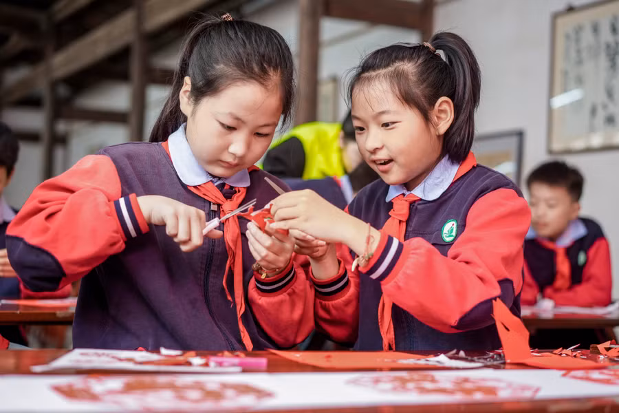Học sinh tốt nghiệp tiểu học phải đọc 10 triệu từ tiếng Trung và thành thạo tiếng Anh.