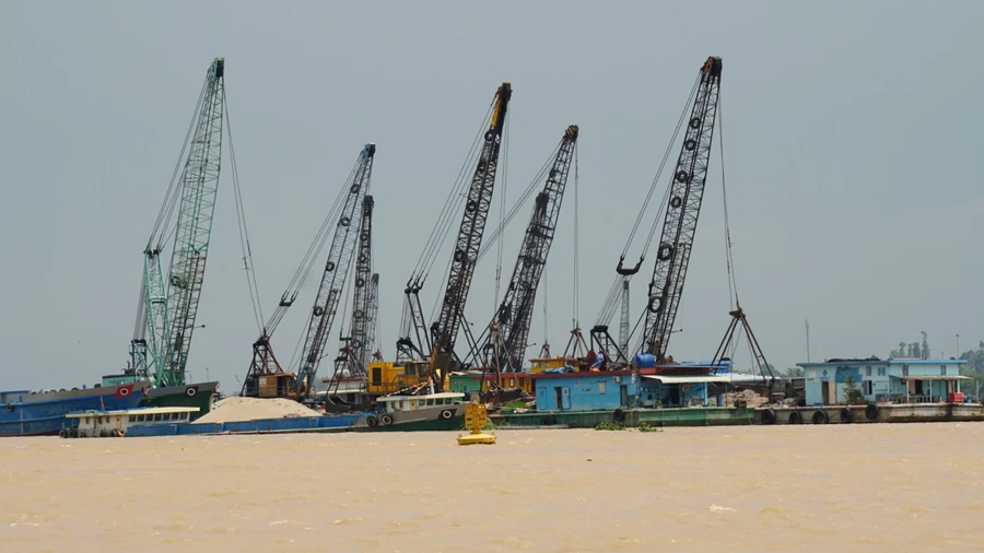 Khai thác mỏ cát trên sông ở tỉnh An Giang.