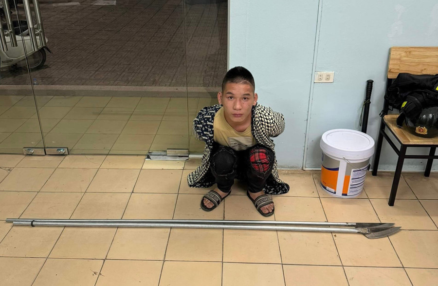 Đối tượng Phạm Quang Anh và số hung khí bị thu giữ.