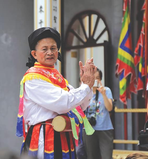 Nghệ nhân Triệu Đình Hồng làng Triều Khúc (Hà Nội) qua đời năm 2020 nhưng điệu múa bồng đã được ông trao truyền thành công cho lớp trẻ. Nghệ nhân Triệu Đình Hồng làng Triều Khúc (Hà Nội) qua đời năm 2020 nhưng điệu múa bồng đã được ông trao truyền thành công cho lớp trẻ.