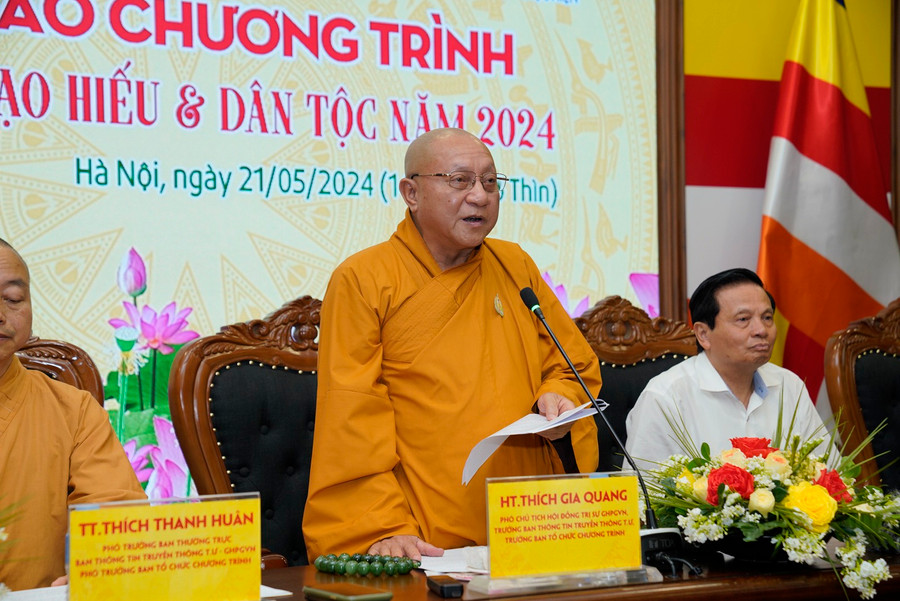 Hòa thượng Thích Gia Quang, Phó Chủ tịch Hội đồng Trị sự, Trưởng ban Thông tin Truyền thông Trung ương Giáo hội Phật giáo Việt Nam, Trưởng Ban tổ chức chương trình phát biểu tại họp báo. Hòa thượng Thích Gia Quang, Phó Chủ tịch Hội đồng Trị sự, Trưởng ban Thông tin Truyền thông Trung ương Giáo hội Phật giáo Việt Nam, Trưởng Ban tổ chức chương trình phát biểu tại họp báo.