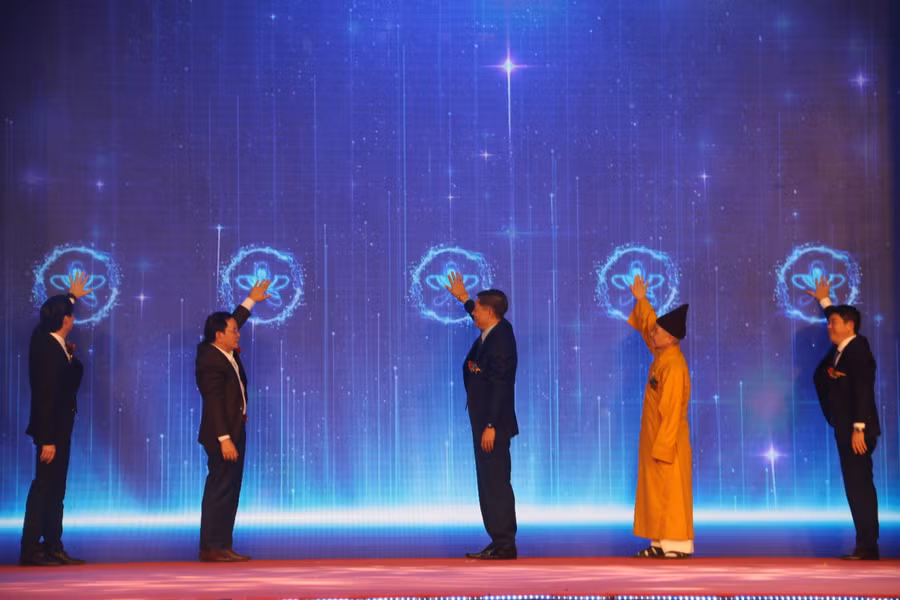 Các đại biểu ấn nút khánh thành nhà máy phân bón Sông Lam Tây Bắc.