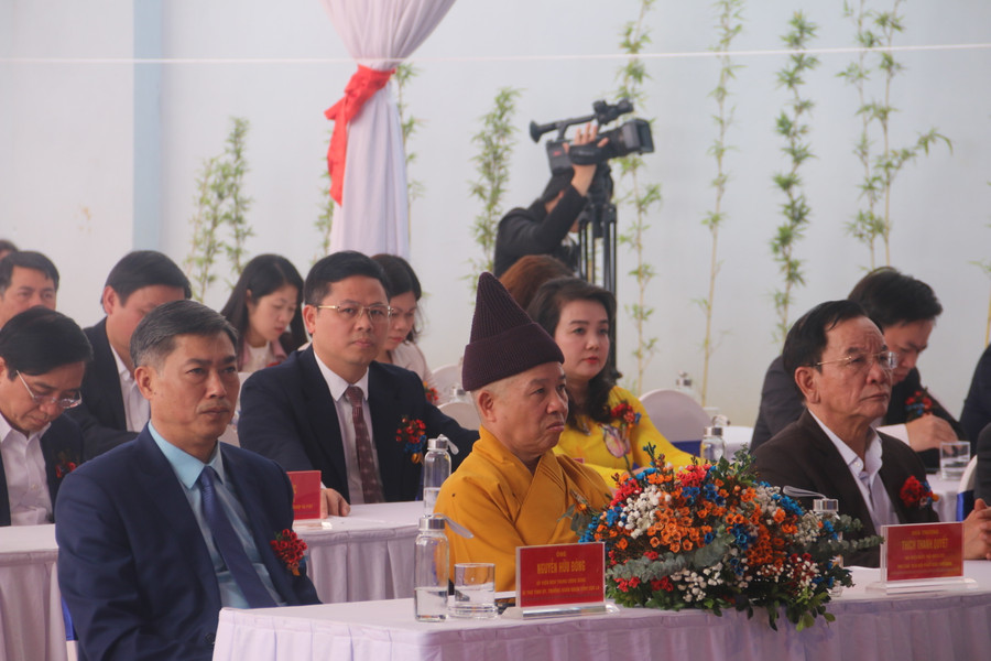 Ông Nguyễn Hữu Đông, Bí thư Tỉnh uỷ Sơn La (người đầu tiên bên trái) và các đại biểu tới dự lễ khánh thành.