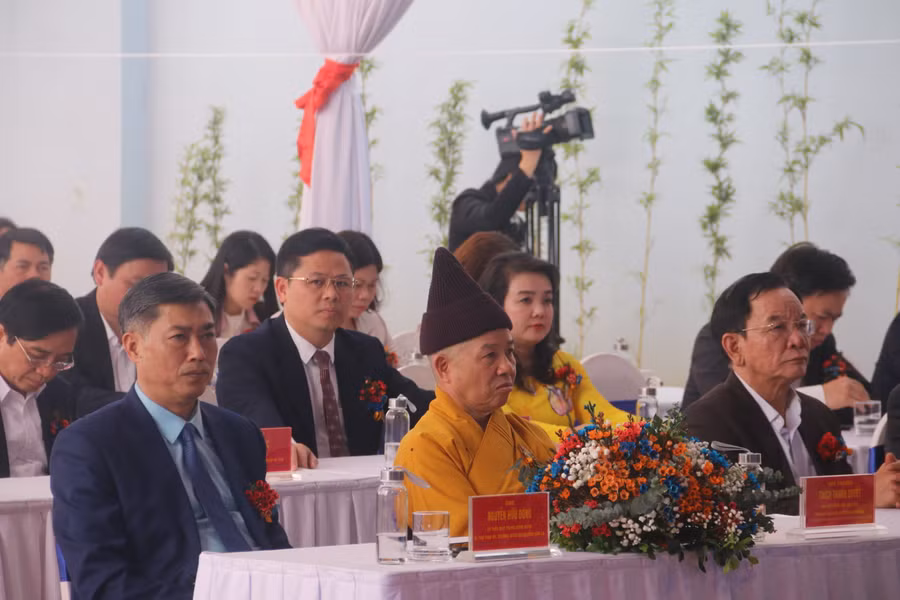 Ông Nguyễn Hữu Đông, Bí thư Tỉnh uỷ Sơn La (người đầu tiên bên trái) và các đại biểu tới dự lễ khánh thành.