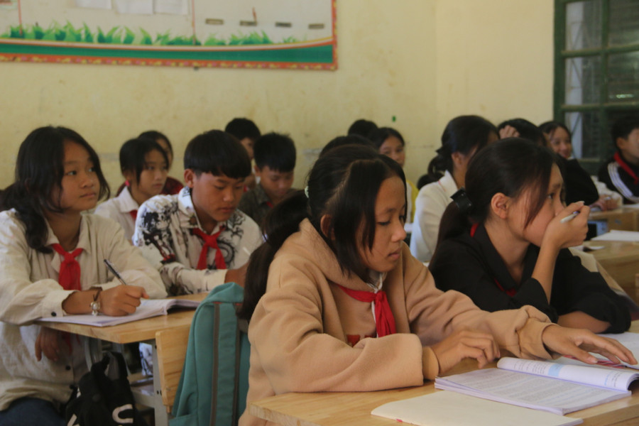 Bằng lòng yêu nghề, thầy Hoè luôn được các em học sinh và đồng nghiệp quý mến. Bằng lòng yêu nghề, thầy Hoè luôn được các em học sinh và đồng nghiệp quý mến.