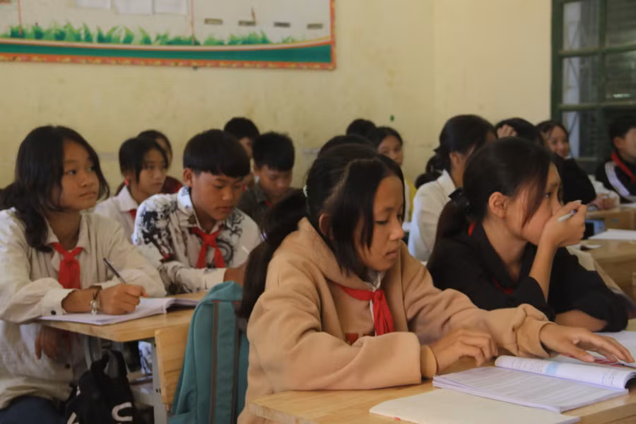 Bằng lòng yêu nghề, thầy Hoè luôn được các em học sinh và đồng nghiệp quý mến.