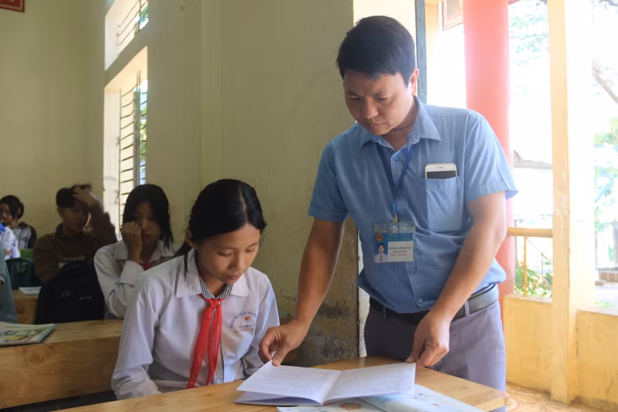 Thầy Hòe hướng dẫn học sinh học tập tại trường.