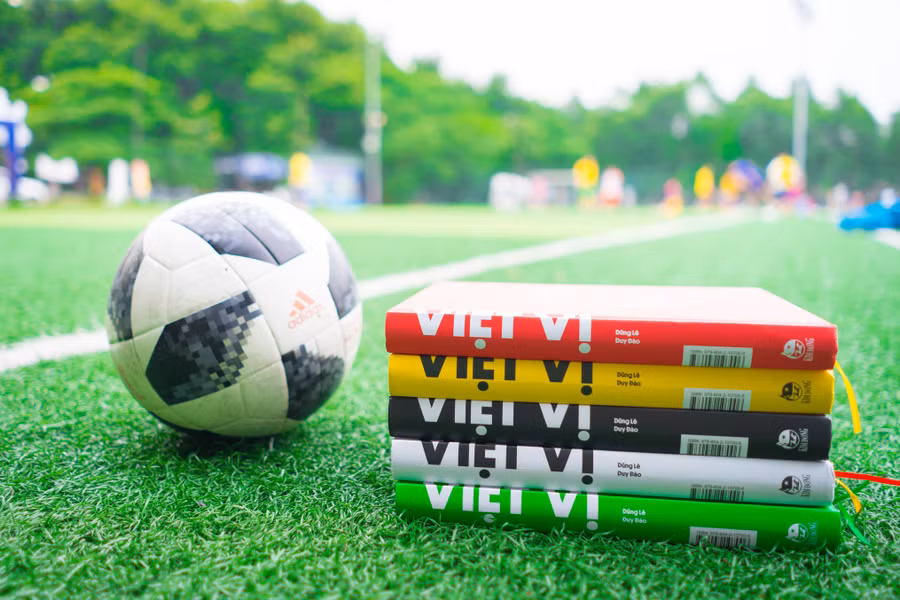 Bìa cuốn sách "Việt vị"