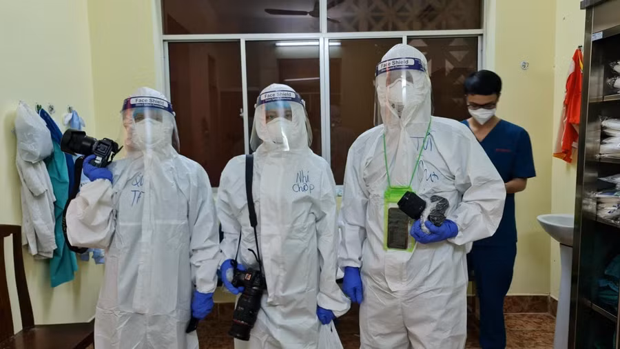 Nhóm tác giả loạt bài "Đi về phía tâm dịch".