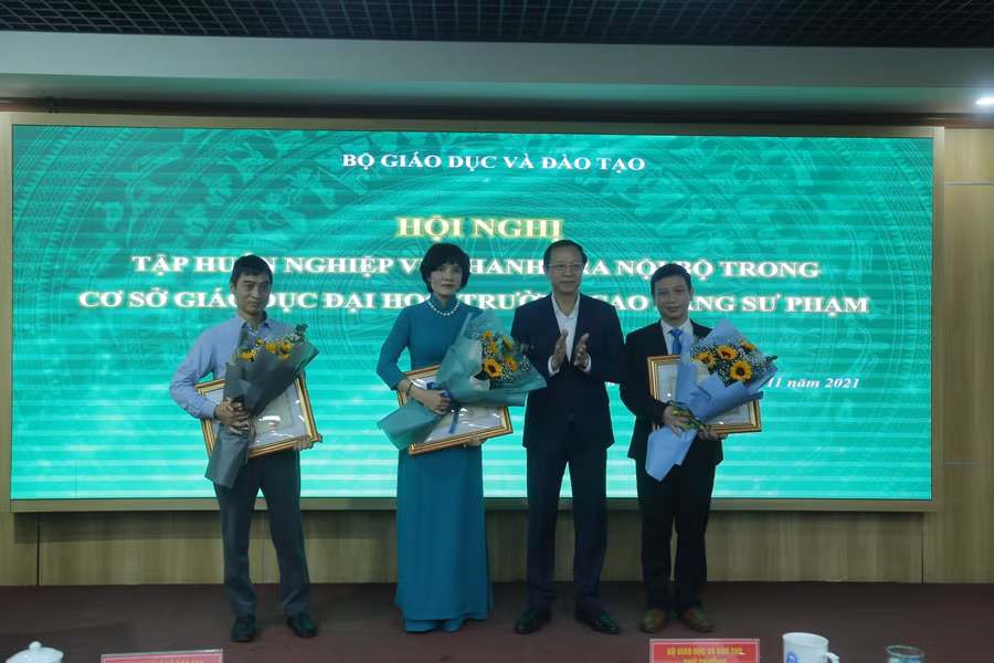 Tập thể, cá nhân có thành tích trong thanh tra, kiểm tra kỳ thi tốt nghiệp THPT năm 2021.