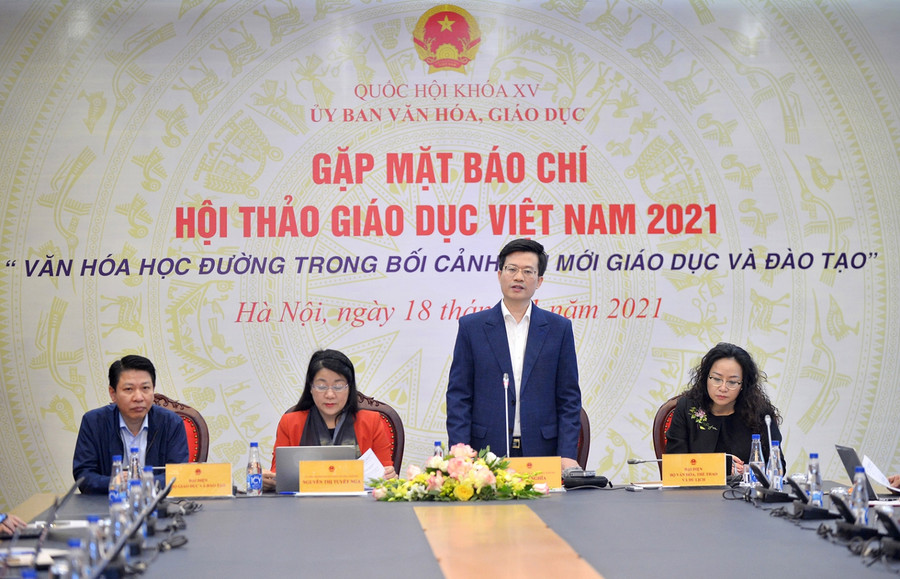 Ông Đỗ Chí Nghĩa, Ủy viên thường trực Ủy ban Văn hoá, Giáo dục Quốc hội phát biểu tại họp báo. 