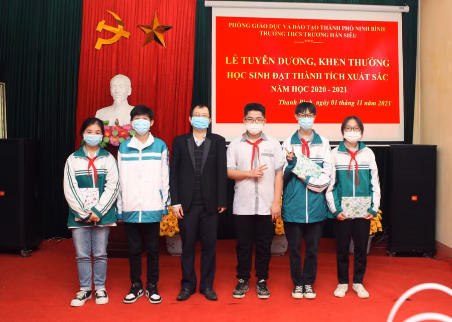 Thầy Trần Minh Tú và học sinh đạt thành tích môn Vật lý.