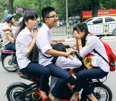 Học sinh vi phạm ATGT. (Ảnh minh họa)