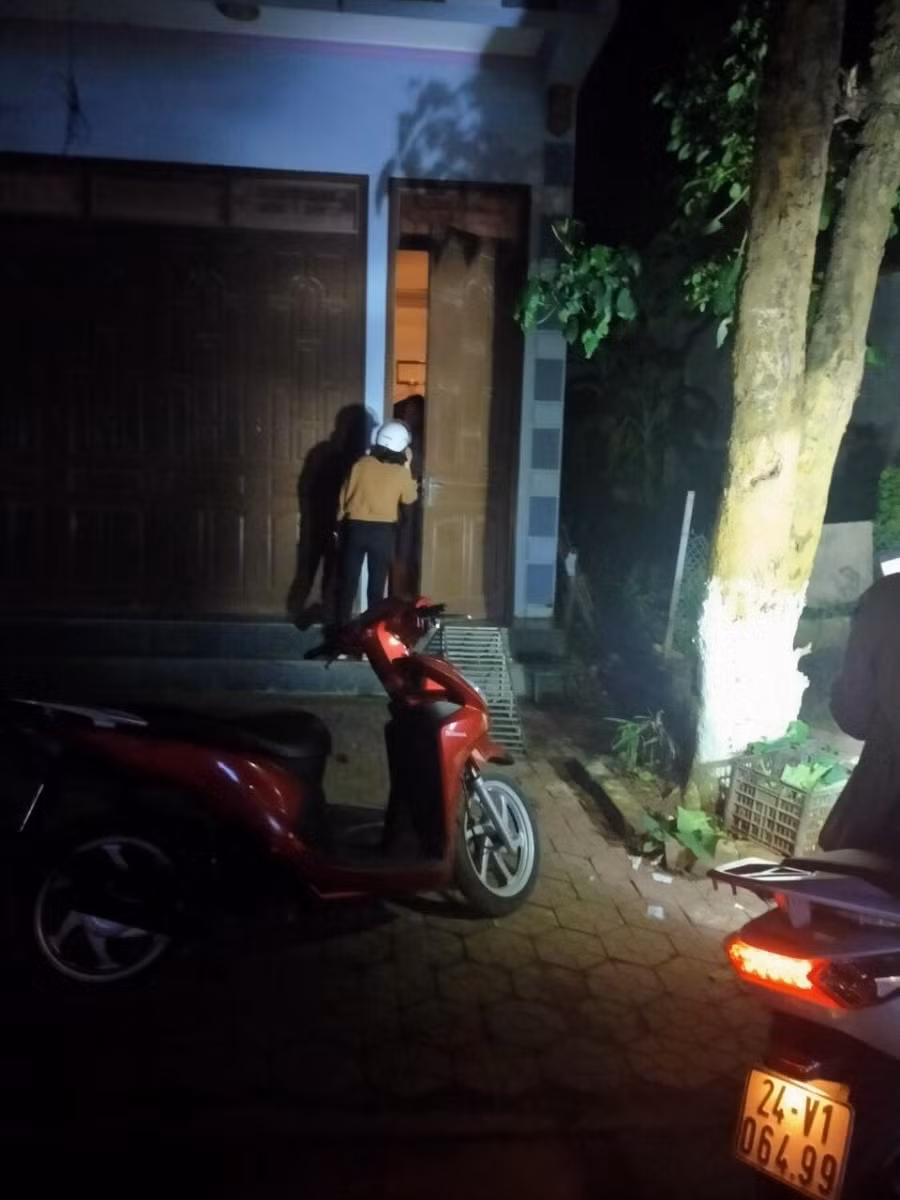 Giáo viên Trường Mầm non Hoa Hồng đến nhà học sinh đêm 4/11 để kiểm tra thông tin dịch tễ. Ảnh: NTCC