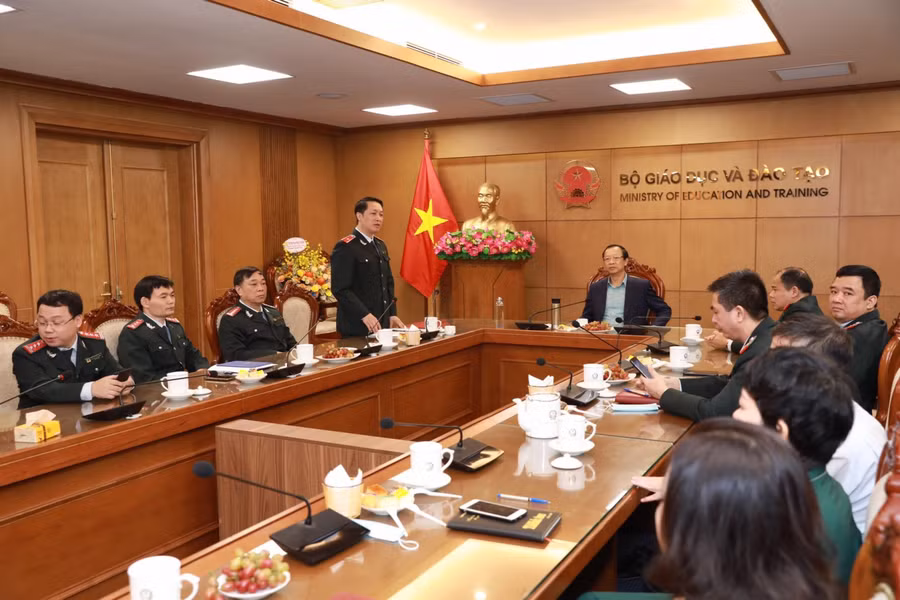 Cán bộ, công chức Thanh tra Bộ trao đổi tại buổi gặp mặt